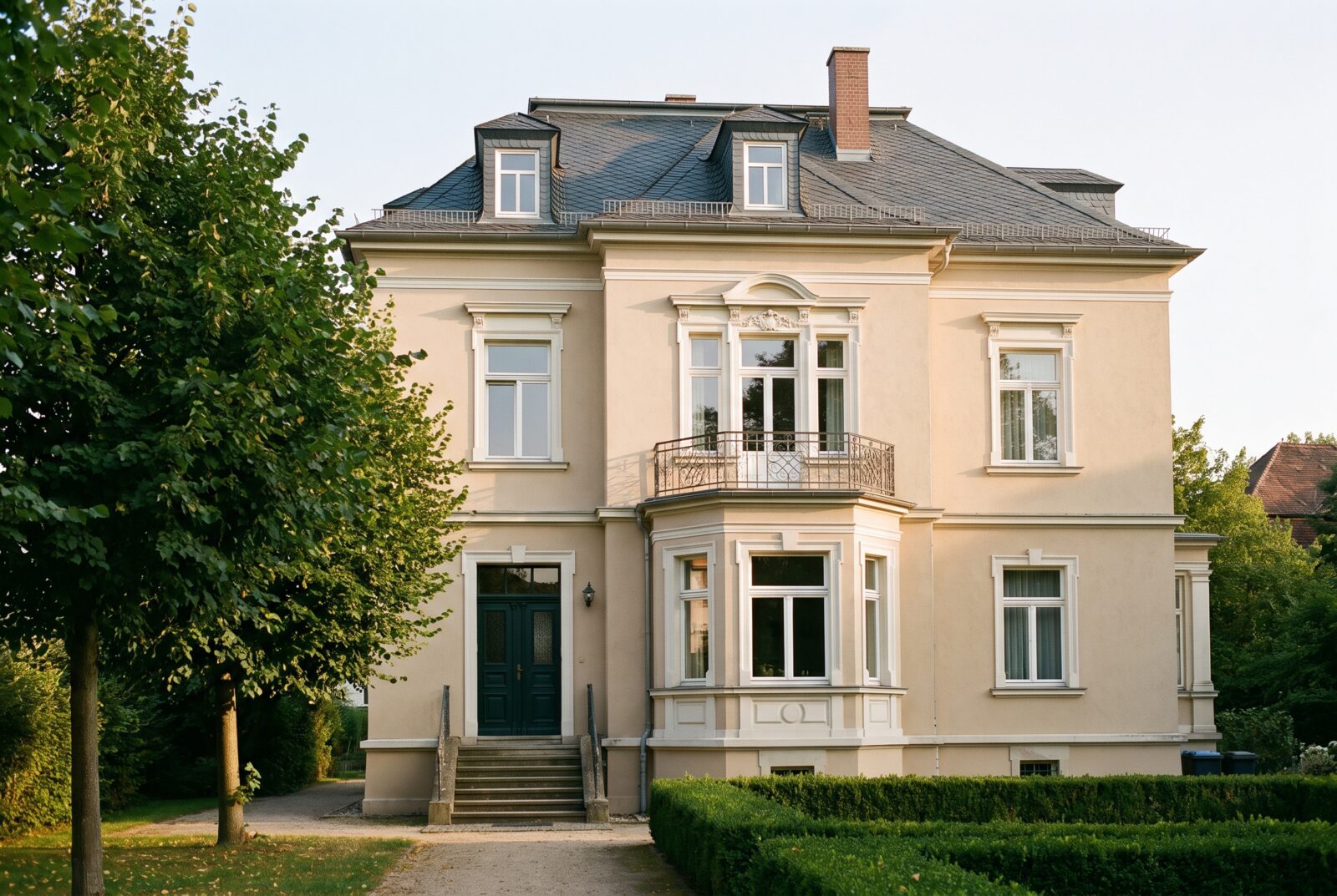 Foto einer Gründerzeitvilla mit Erker und Balkon